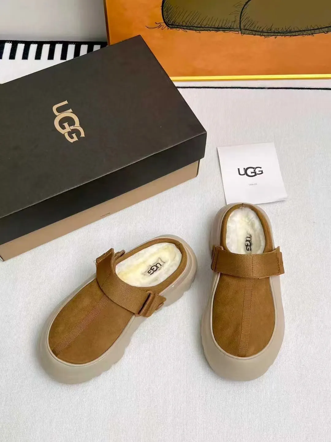 Factory price 560💰 (same style for men and women) 🌸UGG 2025 new small potato, half drag and one kick to unlock the relaxed feeling, lightweight and thin sole, always light and fashionable, casually walking out of a new style, it feels very UGG, classic suede with soft wool lining insole, rubber foam outsole, hot stamped logo ✅Color: bright green, bright yellow, maroon, black ✅Number of codes: 35 to 45 (synchronized with the official website)